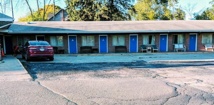 In Town Inn Motel (Northern Trails Motel) - Web Listing (newer photo)